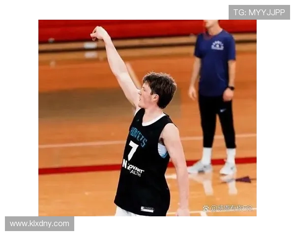 克尼普尔全场12投5中三分6中2砍下18分8板3助1断表现亮眼 克尼普尔全场12投5中三分6中2砍下18分8板3助1断表现亮眼